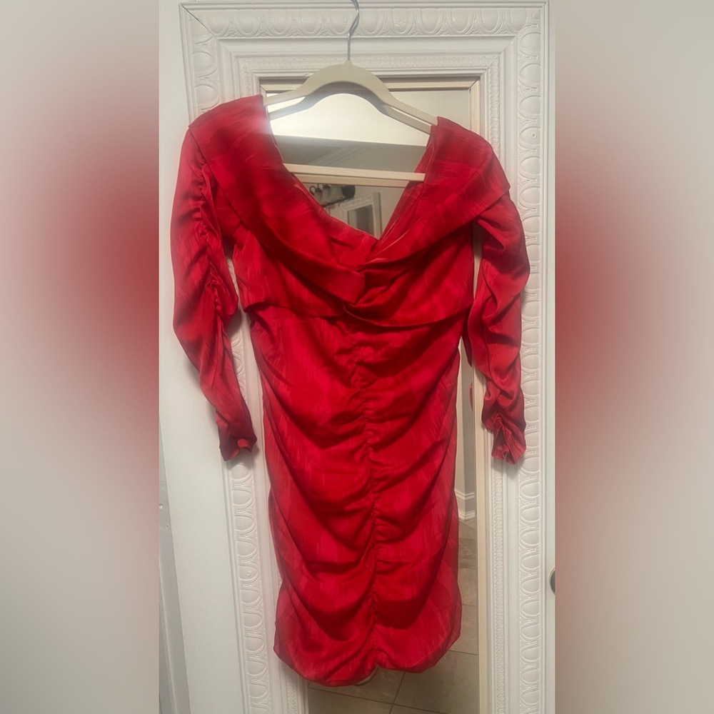 NWT Mini Dress Size L Can be worn off the shoulder. 3/4 sleeves.